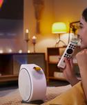 Ragazza di profilo che proietta un film con il video proiettore portatile di BenQ