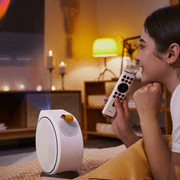 Ragazza di profilo che proietta un film con il video proiettore portatile di BenQ