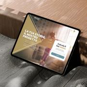 Tablet appoggiato ad un tavolo che mostra il sito di Quantum Creditech