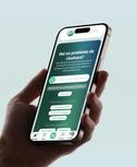 Persona che tiene in mano uno smartphone mentre consulta il sito Consumatori.it