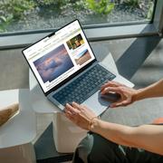 Persona che consulta via Laptop il blog di Rigeneriamo il territorio