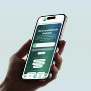 Persona che tiene in mano uno smartphone mentre consulta il sito Consumatori.it